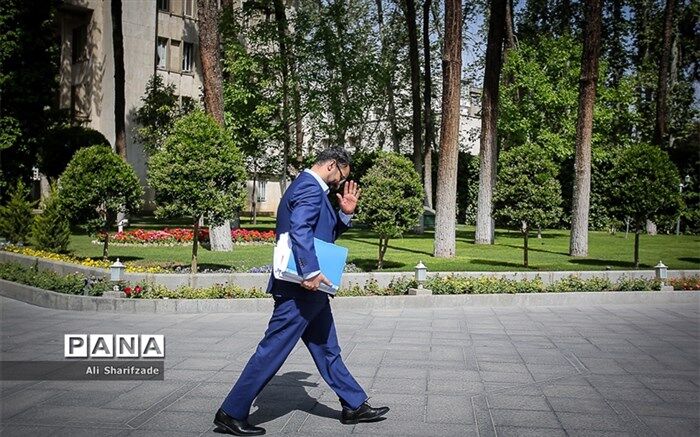 سوال زرآبادی از وزیر ارتباطات درباره نقش یک زن در انعقاد قراردادهای کلان بیمه‌ای با رایتل
