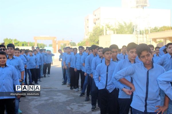 بزرگداشت پدافند غیر عامل در دبیرستان پسرانه مصلحیان شهرستان بوشهر