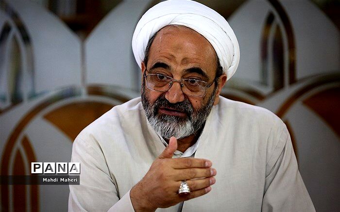 انتقاد رئیس سازمان پژوهش آموزش و وپرورش از وارد نشدن مضامین اسناد لانه جاسوسی به کتب درسی