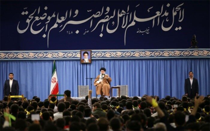 رهبر انقلاب: نمی‌گویم رابطه‌ها را قطع کنید بلکه می‌گویم به خارجی‌ها دل نبندید و فقط به داخل دل ببندید