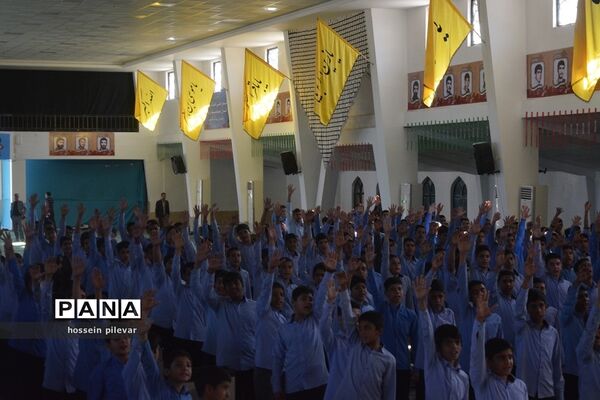 حضور دانش آموزان در حسینیه جماران برای تمرین سرود همگانی در راهپیمایی 13 آبان ماه