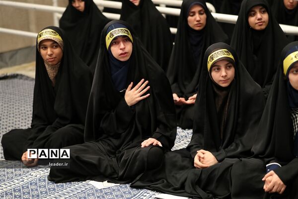 دیدار هزاران نفر از دانش‌آموزان و دانشجویان  با رهبر انقلاب اسلامی