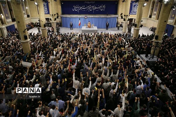 دیدار هزاران نفر از دانش‌آموزان و دانشجویان  با رهبر انقلاب اسلامی