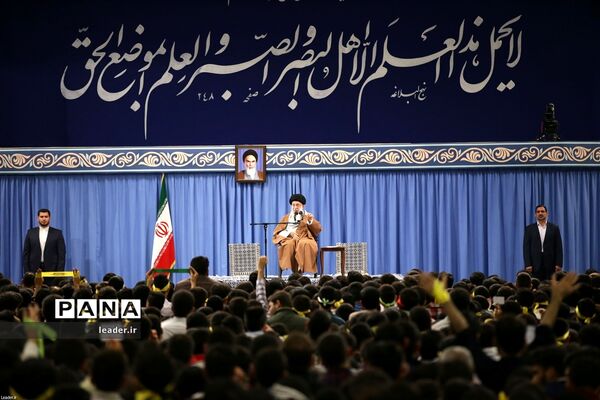 دیدار هزاران نفر از دانش‌آموزان و دانشجویان  با رهبر انقلاب اسلامی