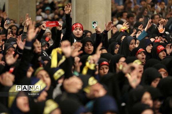 دیدار هزاران نفر از دانش‌آموزان و دانشجویان  با رهبر انقلاب اسلامی