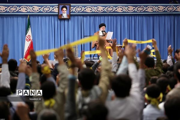 دیدار هزاران نفر از دانش‌آموزان و دانشجویان  با رهبر انقلاب اسلامی