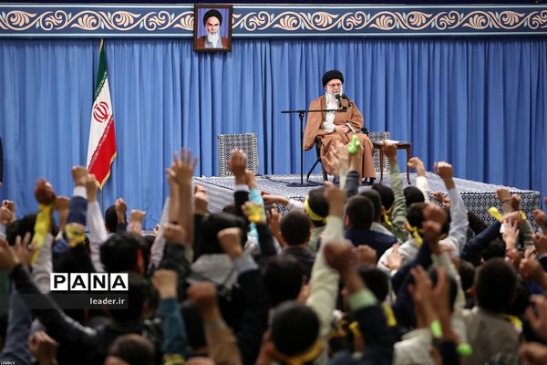دیدار هزاران نفر از دانش‌آموزان و دانشجویان  با رهبر انقلاب اسلامی