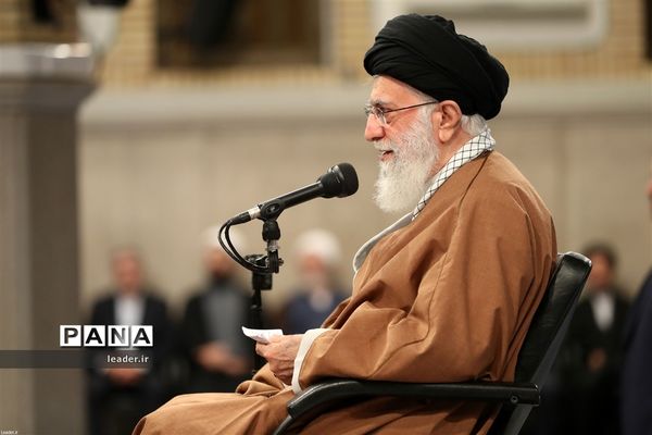 دیدار هزاران نفر از دانش‌آموزان و دانشجویان  با رهبر انقلاب اسلامی