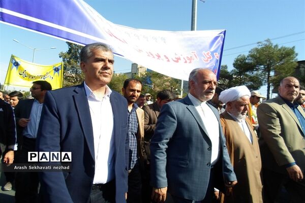 حضور پیشتازان  و فرهنگیان شهرستان بیرجند  در راهپیمایی 13 آبان