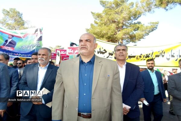 حضور پیشتازان  و فرهنگیان شهرستان بیرجند  در راهپیمایی 13 آبان