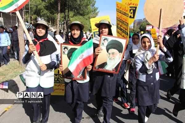 حضور پیشتازان دختر سازمان دانش‌آموزی در راهپیمایی 13آبان
