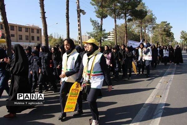 حضور پیشتازان دختر سازمان دانش‌آموزی در راهپیمایی 13آبان
