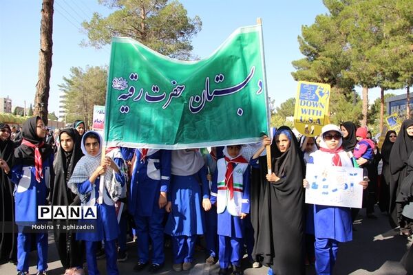 حضور پیشتازان دختر سازمان دانش‌آموزی در راهپیمایی 13آبان