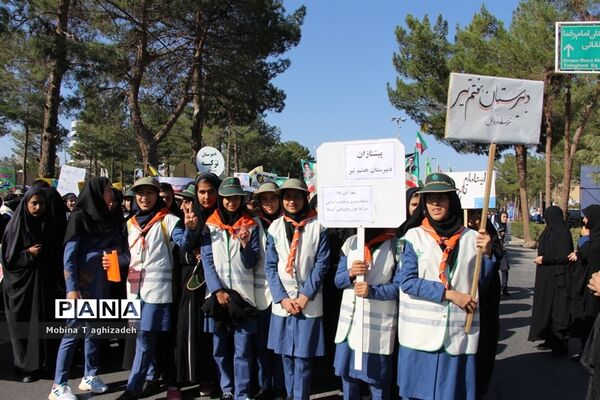 حضور پیشتازان دختر سازمان دانش‌آموزی در راهپیمایی 13آبان