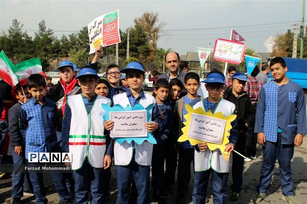 راهپیمایی یوم الله ۱۳ آبان در چهاردانگه