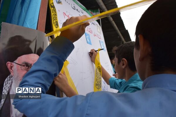 حضور پرشور دانش‌آموزان و فرهنگیان در راهپیمایی ۱۳ آبان شهرستان امیدیه