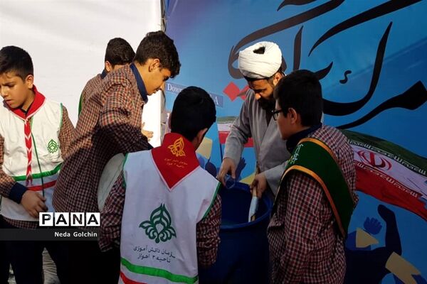 پذیرایی  پیشتازان ناحیه ۳ اهواز از راهپیمایان آیین ۱۳ آبان