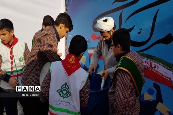 پذیرایی  پیشتازان ناحیه ۳ اهواز از راهپیمایان آیین ۱۳ آبان
