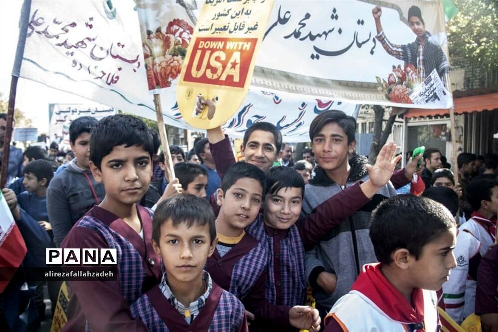 حضور پرشور دانش‌آموزان ابرکوه در راهپیمایی 13 آبان