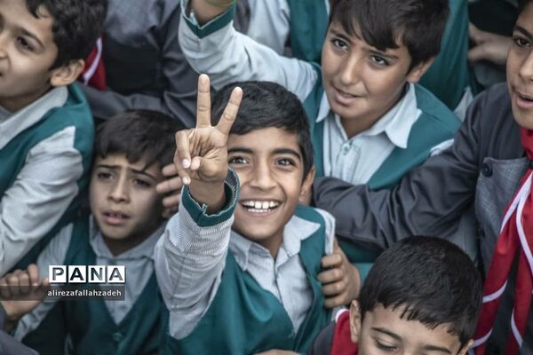 حضور پرشور دانش‌آموزان ابرکوه در راهپیمایی 13 آبان