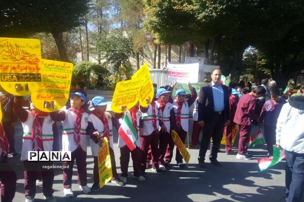حضور پرشور دانش‌آموزان ابرکوه در راهپیمایی 13 آبان