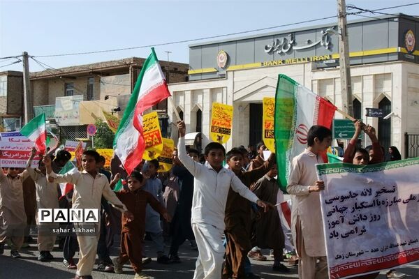 حضور پرشور دانش‌آموزان شهرستان زهک در راهپیمایی 13 آبان
