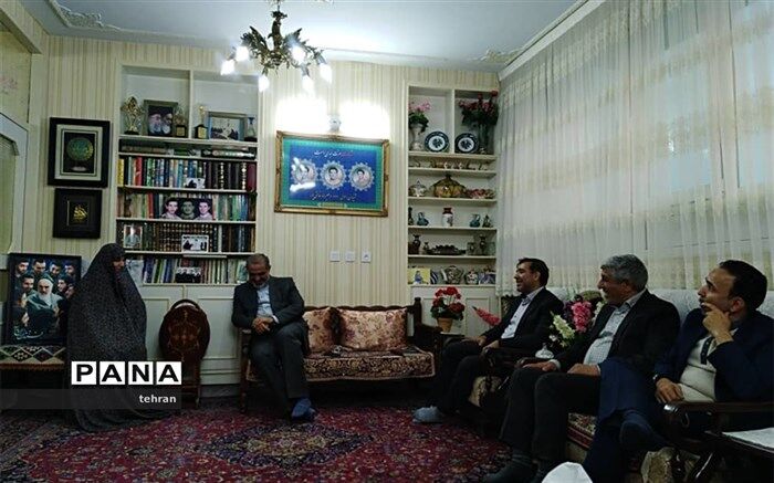 دیدار مدیر منطقه۱۶با خانواده شهیدان خالقی پور بمناسبت روز دانش آموز