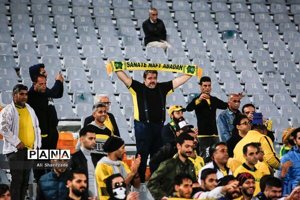 دیدار تیم‌های استقلال و صنعت نفت آبادان