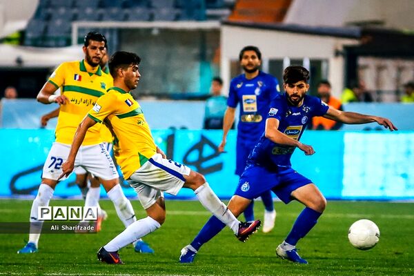 دیدار تیم‌های استقلال و صنعت نفت آبادان