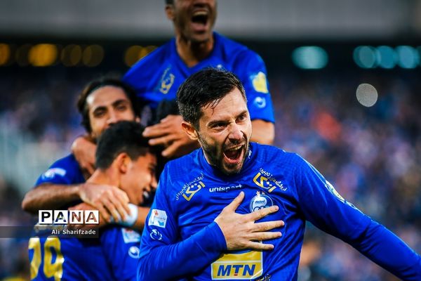 دیدار تیم‌های استقلال و صنعت نفت آبادان