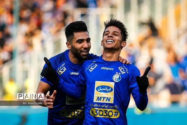 دیدار تیم‌های استقلال و صنعت نفت آبادان