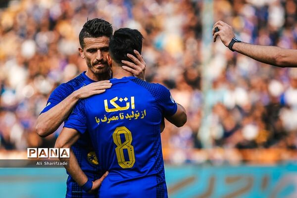 دیدار تیم‌های استقلال و صنعت نفت آبادان