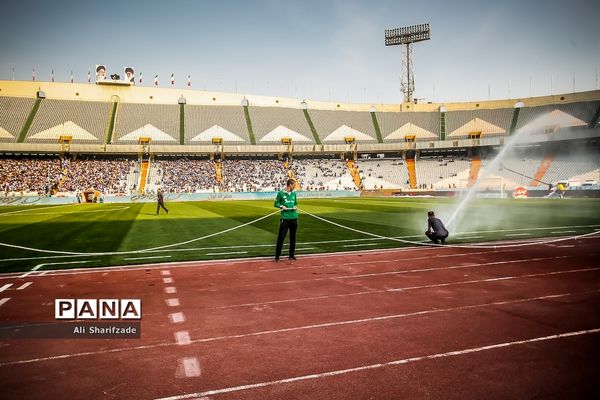 دیدار تیم‌های استقلال و صنعت نفت آبادان