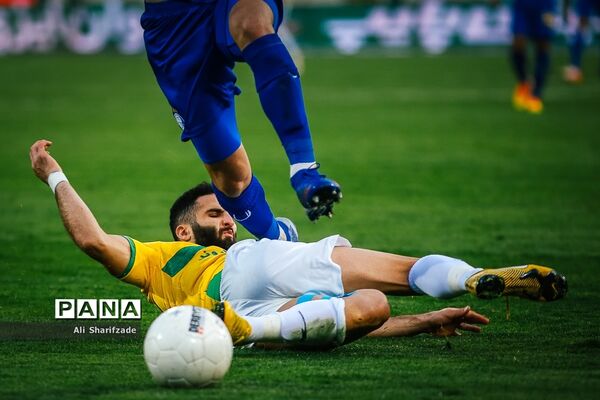 دیدار تیم‌های استقلال و صنعت نفت آبادان