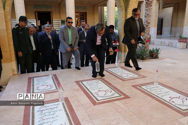 مراسم غبار روبی مزار شهدای گمنام به‌مناسبت روز کیش