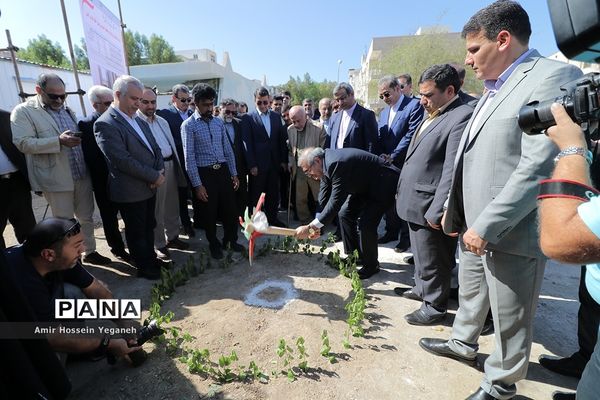 مراسم کلنگ زنی دو طرح عمرانی در جزیره کیش به مناسبت روز کیش