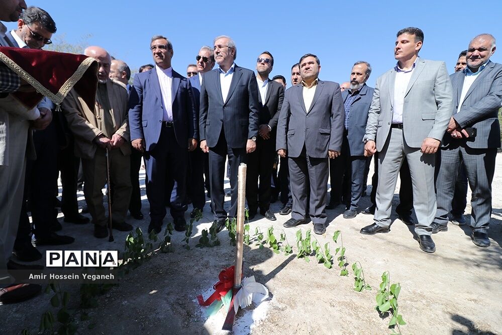 مراسم کلنگ زنی دو طرح عمرانی در جزیره کیش به مناسبت روز کیش