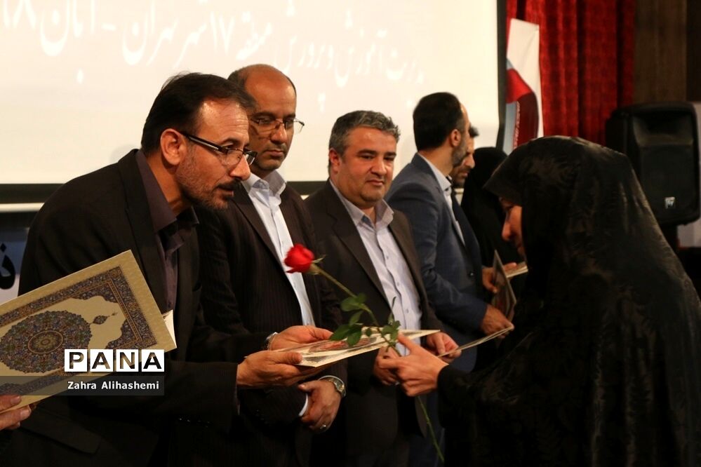 تجلیل از معاونان پرورشی و تربیت بدنی منطقه 17