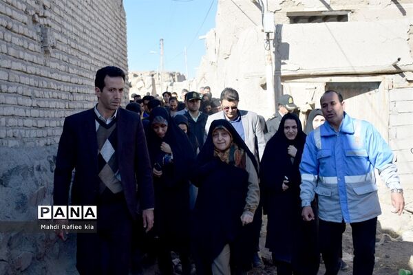 بازدید معاون رئیس جمهوری از مناطق زلزله زده سراب