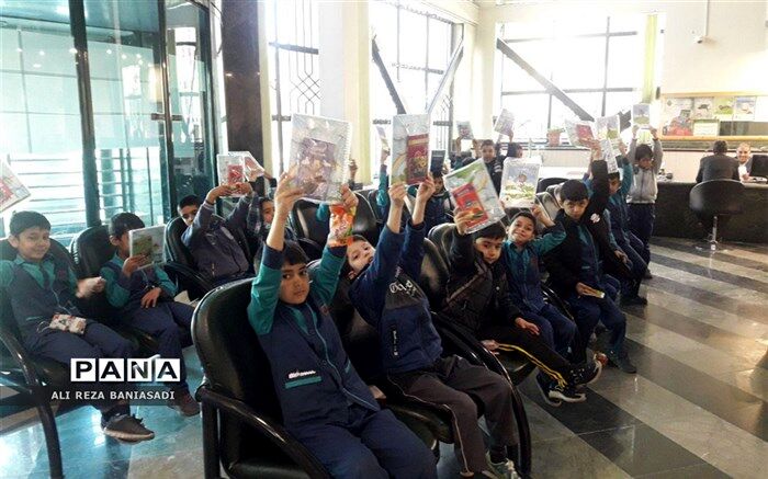 بازدید دانش آموزان پایه دوم 201 از بانک کشاورزی در بیرجند