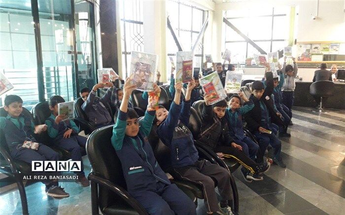 بازدید دانش آموزان پایه دوم 201 از بانک کشاورزی در بیرجند