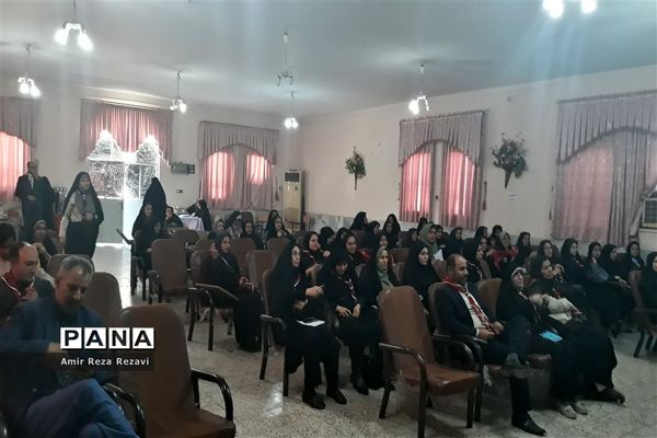 دوره آموزشی ضمن خدمت مربیان پیشتاز و تجلیل از فعالان اردوی ملی در ناحیه ۴ اهواز