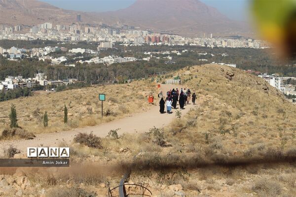 کوهپیمایی مربیان پیشتاز تشکیلات سازمان دانش‌آموزی استان فارس