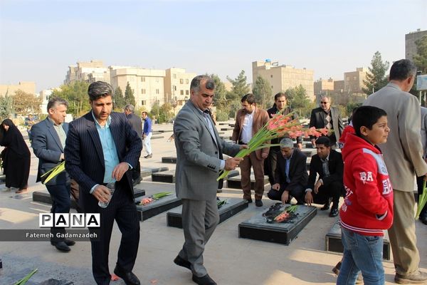 عطر افشانی مزار شهدای شهرستان اسلامشهر به مناسبت افتتاح هفته فرهنگی