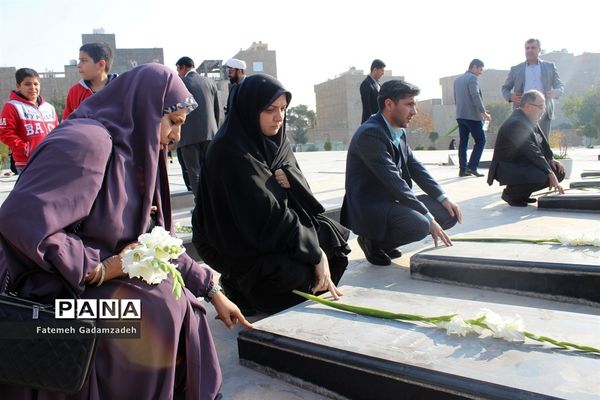 عطر افشانی مزار شهدای شهرستان اسلامشهر به مناسبت افتتاح هفته فرهنگی