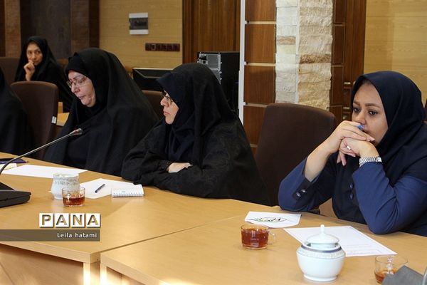 دومین نشست هم‌اندیشی فرماندار تبریز با رابطین امور بانوان ادارات