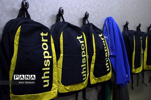 دیدار تیم منتخب قهرمانان ملی فوتبال با متخب تیم‌های محله هرندی