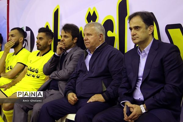 دیدار تیم منتخب قهرمانان ملی فوتبال با متخب تیم‌های محله هرندی
