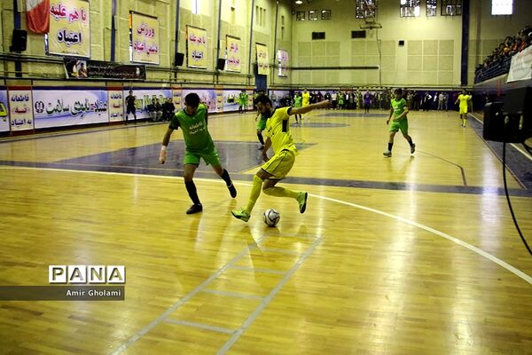 دیدار تیم منتخب قهرمانان ملی فوتبال با متخب تیم‌های محله هرندی