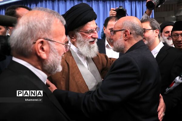 دیدار مسئولان نظام و میهمانان کنفرانس وحدت اسلامى‌ با مقام معظم رهبری